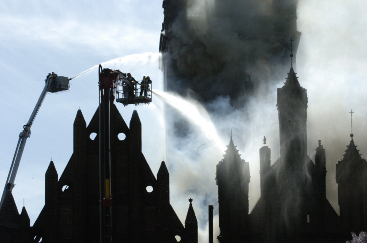 Gdańsk, 22.05.06.Akcja ratunkowa. Płonie kościół św. Katarzyny w Gdańsku. Pożar wybuchł tuż przed godz. 15.00. Fot. PAP/Stefan Kraszewski