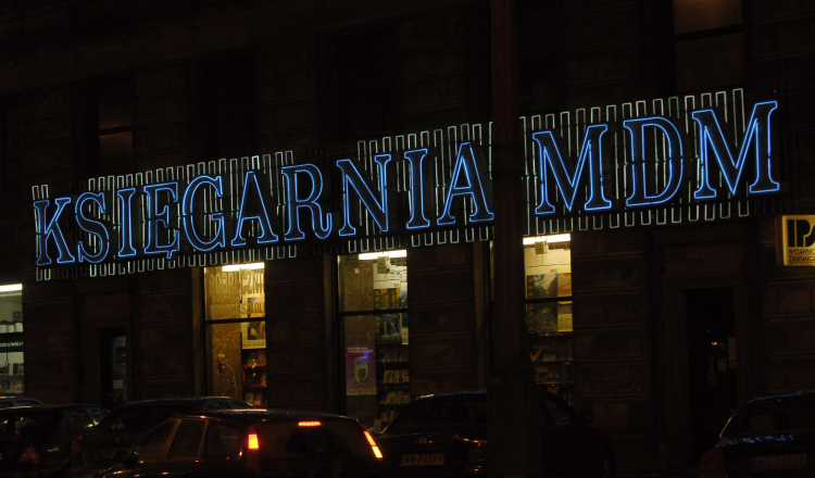 Księgarnia MDM - neon na ulicy Koszykowej, 2009 r. ar/stw PAP/Andrzej Rybczyński