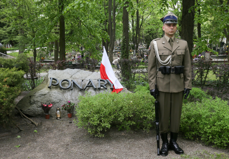 Pomnik Ponarski na Powązkach Wojskowych w Warszawie. Fot. PAP/Paweł Supernak 
