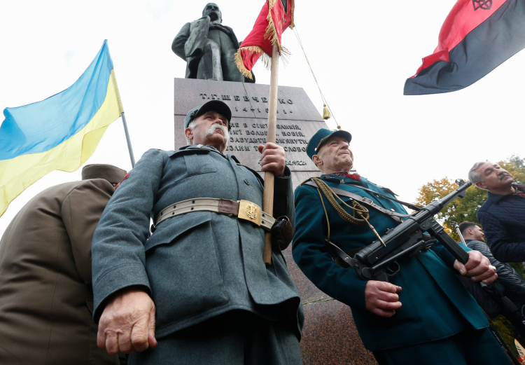 Weterani UPA pod pomnikiem w Kijowie. Fot. PAP/EPA/Sergey Dolzhenko