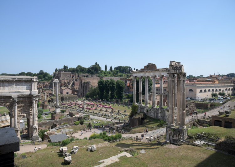 Forum Romanum (Forum Magnum) - najstarszy plac miejski w Rzymie, otoczony sześcioma z siedmiu wzgórz: Kapitolem, Palatynem, Celiusem, Eskwilinem, Wiminałem i Kwirynałem. Główny polityczny, religijny i towarzyski ośrodek starożytnego Rzymu. Z prawej pozostałości świątyń Wespazjana i Saturna, w głębi wzgórze Palatyn, z lewej strony widoczny łuk triumfalny Septymiusza Sewera. Fot. PAP/Afa Pixx/Zenon Żyburtowicz