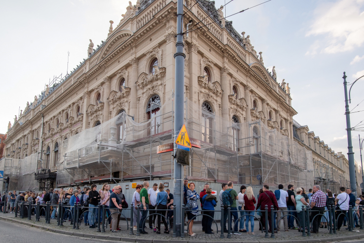 Kolejka przed Muzeum Miasta Łodzi w Noc Muzeów. Fot. PAP/Grzegorz Michałowski