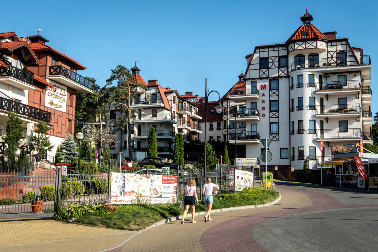 Krynica Morska, 18.07.2019 r. Miasto na Mierzei Wiślanej, między Zatoką Gdańską a Zalewem Wiślanym. Na zdjęciu: Hotel Continental Aqua&Spa, kompleks apartamentowy Margo Krynica. Fot. PAP/Tytus Żmijewski