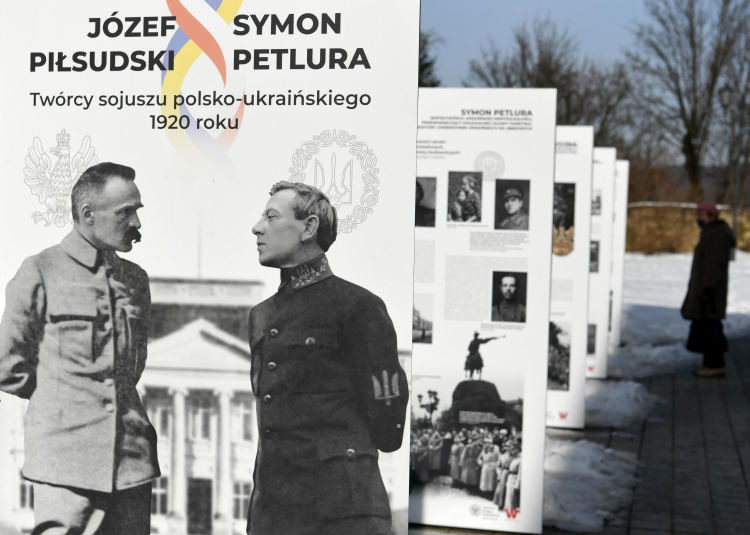 Sanok, 24.02.2021. Wystawa poświęcona Józefowi Piłsudskiemu i Symonowi Petlurze przed Muzeum Historycznym w Sanoku, 24 bm. (dd/awol) PAP/Darek Delmanowicz