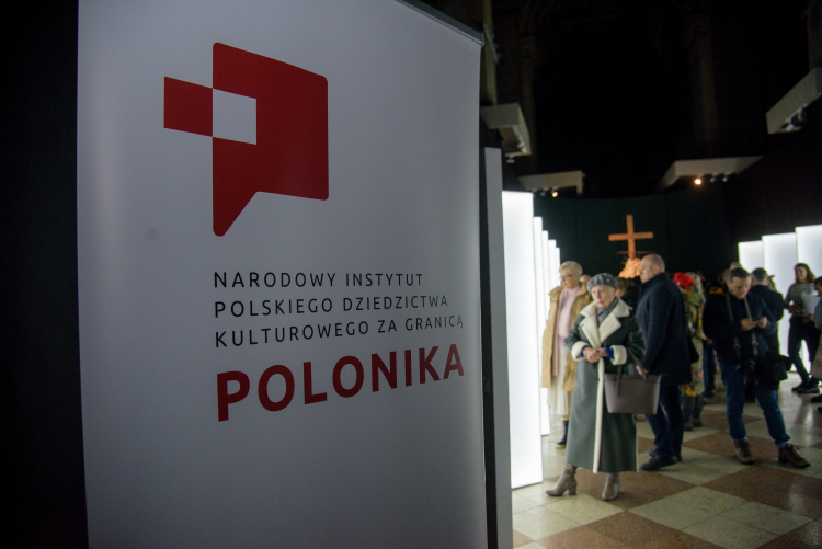 Otwarcie wystawy „To czego nie widać” w Muzeum J.J. Pinsla we Lwowie, w 2024 r. Na ekspozycji została zaprezentowana publiczności po dwuletniej renowacji odrestaurowana rzeźba Chrystusa Frasobliwego, która zdobiła kopułę latarni późnorenesansowej Kaplicy Boimów. Odnowienie dzieła było możliwe dzięki finansowaniu Instytutu Polonika. Fot. PAP/Vitaliy Hrabar