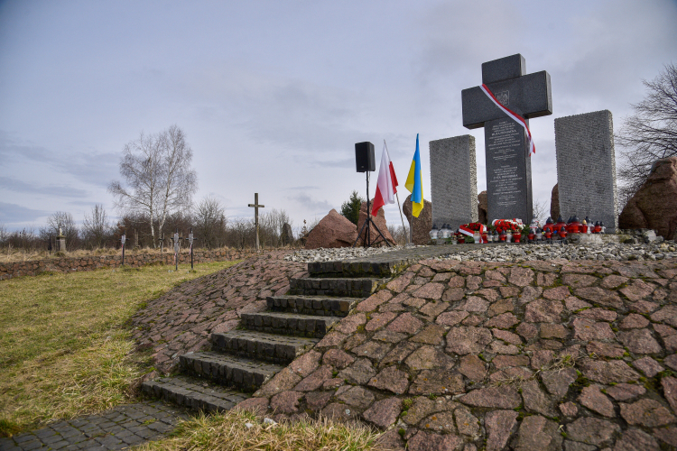Pomnik Polaków zamordowanych przez ukraińskich nacjonalistów w Hucie Pieniackiej. Fot. PAP/Vitaliy Hrabar