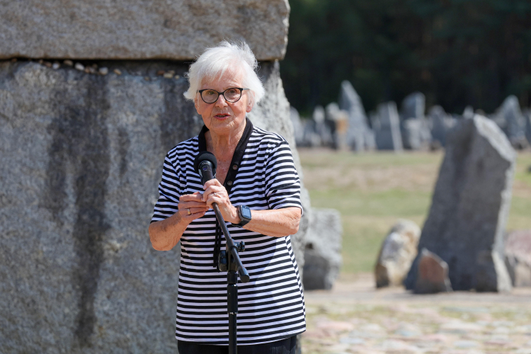 Wólka Okrąglik, 02.08.2024. Ocalała z Holocaustu Ada Willenberg podczas uroczystych obchody upamiętniających 81. rocznicę powstania na terenie Muzeum byłego Niemieckiego nazistowskiego obozu zagłady i obozu pracy Treblinka w Wólce Okrąglik. Fot. PAP/Paweł Supernak