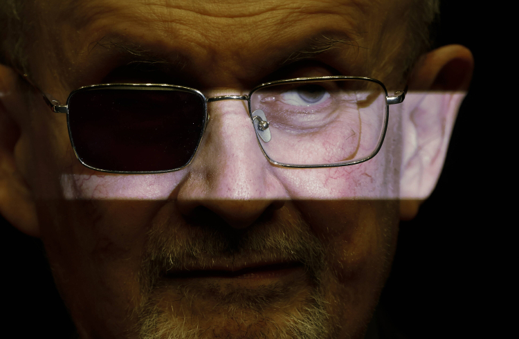 Salman Rushdie w Berlinie, 16 maja 2024 r. PAP/EPA/HANNIBAL HANSCHKE