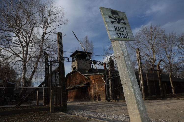 Oświęcim, 27.01.2025 r. Teren byłego niemieckiego obozu nazistowskiego Auschwitz w Oświęcimiu. Fot. PAP/Leszek Szymański
