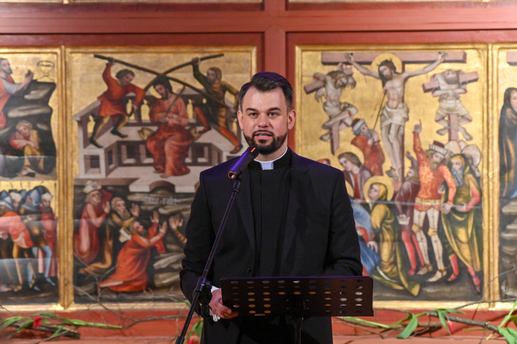 Pelplin, 28.03.2025 r. Dyrektor Muzeum Diecezjalnego w Pelplinie oraz Kociewskiego Centrum Kultury ks. Krystian Feddek podczas uroczystego otwarcia ekspozycji stałej „Wokół Pelplińskiej Biblii Gutenberga” w Muzeum Diecezjalnym w Pelplinie. Fot. PAP/Andrzej Jackowski