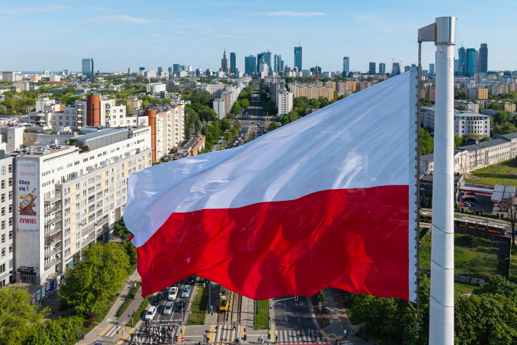 Flaga Polski na Rondzie Zgrupowania AK „Radosław” w Warszawie. Fot. PAP/Leszek Szymański