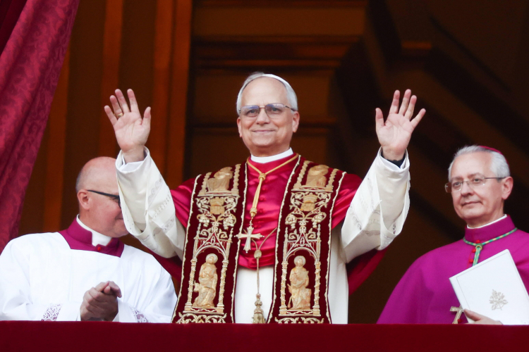Wybrany na papieża kardynał Robert Prevost (C) ukazał się wiernym, gromadzonym w oczekiwaniu na wyniki konklawe na placu św. Piotra w Rzymie. Nowy papież przyjął imię Leon XIV. Fot. PAP/Art Service 