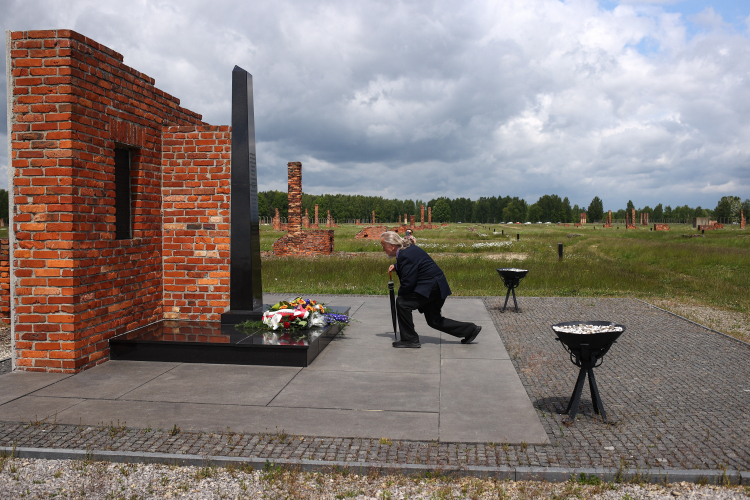 Brzezinka, 16.05.2025 r. Ceremonia upamiętnienia 81. rocznicy buntu Romów przed Pomnikiem Zagłady Romów i Sinti w "Zigeunerlager" na terenie byłego obozu "cygańskiego" w KL Auschwitz II-Birkenau w Brzezince. Fot. PAP/Jarek Praszkiewicz