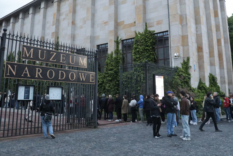 Noc Muzeów 2025. Kolejka zwiedzających przed siedzibą Muzeum Narodowego. Fot. PAP/Tomasz Gzell