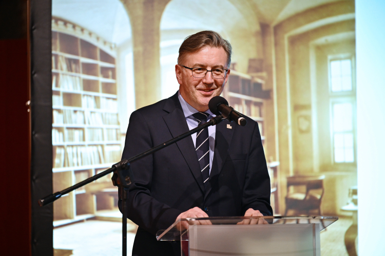 Malbork, 22.05.2025. Dyrektor malborskiego Muzeum Zamkowego dr hab. Janusz Trupinda podczas przekazania starodruku Georga Seylera "Leben, Stanislas I. Königs von Polen" z roku 1737 do zbiorów Muzeum Zamkowego w Malborku w siedzibie placówki. Fot. PAP/Marcin Gadomski