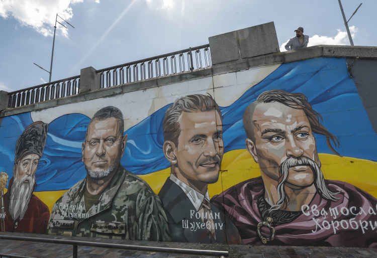 3.06.2025 r., Kijów. Na muralu zostali sportretowani: Piotr Sahajdaczny, hetman Kozaków zaporoskich w latach 1616–1622, Wałerij Załużny, Naczelny Dowódca Sił Zbrojnych Ukrainy w latach 2021–2024, Roman Szuchewycz, naczelny dowódca Ukraińskiej Powstańczej Armii w latach 1943–1950, Światosław Chorobry, wielki książę kijowski w latach 945–972. Fot. Sergey Dolzhenko / PAP/EPA