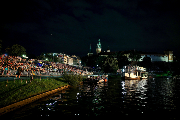 Nocny spektakl na Wiśle w Krakowie. Fot. PAP/Łukasz Gągulski