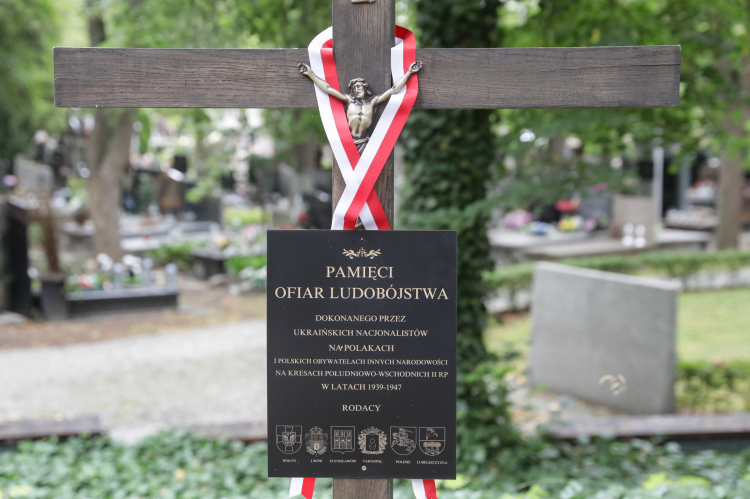 Krzyż pamięci ofiar UPA na Cmentarzu Powązkowskim w Warszawie. Fot. PAP/Tomasz Gzell