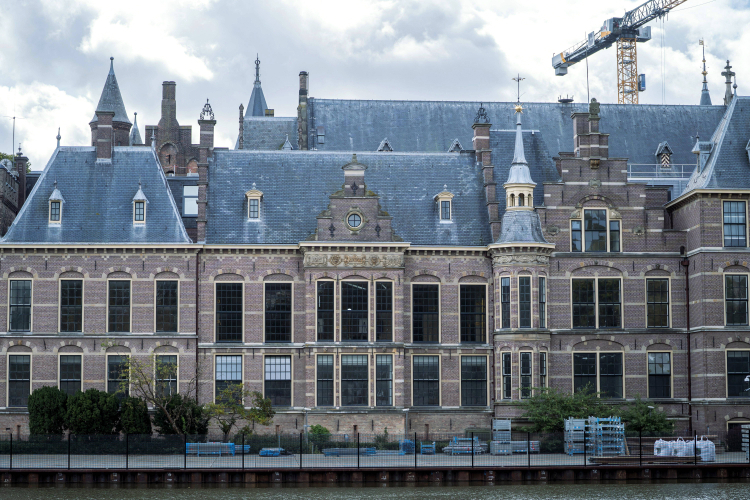 Część kompleksu Binnenhof w Hadze. Fot. PAP/EPA/Lina Selg