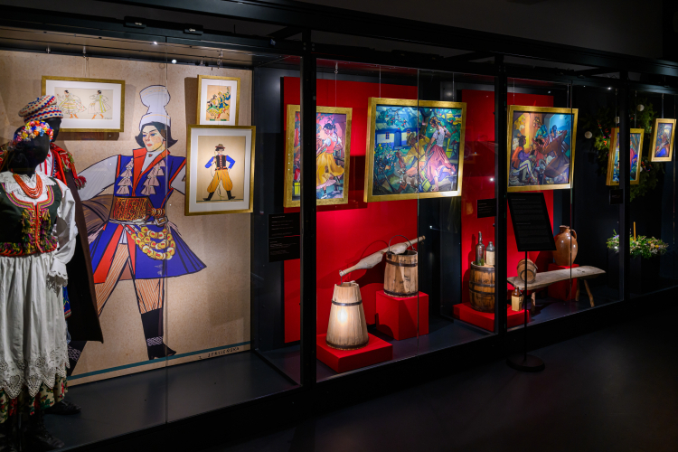 Część wystawy „Zofia Stryjeńska. Między wiarą a obrzędem” w Muzeum Ziemi Tarnowskiej w Tarnowie. Fot. PAP/Paweł Topolski