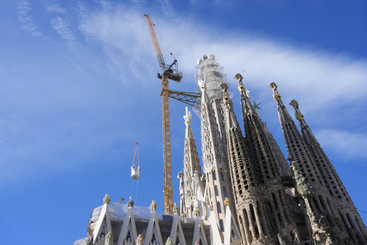 Bazylika Sagrada Familia w Barcelonie w ostatniej fazie budowy. Fot. PAP/EPA/EFE/Enric Fontcuberta