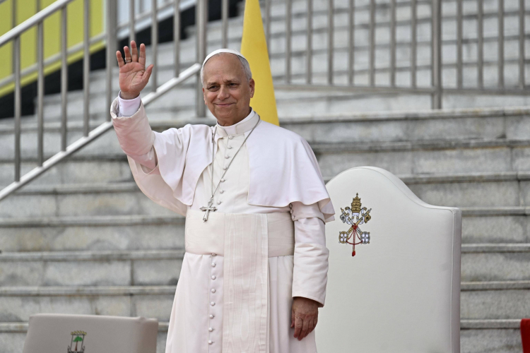 Papież Leon XIV macha podczas spotkania ze światem kultury na kampusie Leon XIV Uniwersytetu Narodowego w Malabo w Gwinei Równikowej, 21 kwietnia 2026 r. Fot. EPA/LUCA ZENNARO