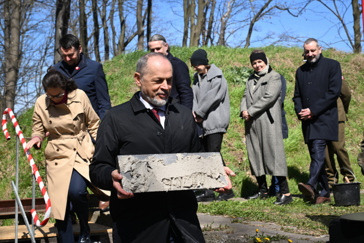 Gdańsk, 25.04.2026 r. Dyrektor Muzeum II Wojny Światowej Rafał Wnuk (trzeci od lewej) podczas wmurowania kamienia węgielnego pod budowę Muzeum Westerplatte w Gdańsku. Fot. PAP/Andrzej Jackowski