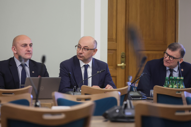 Mateusz Szpytma (w środku) na posiedzeniu sejmowej komisji sprawiedliwości. Fot. PAP/Leszek Szymański 