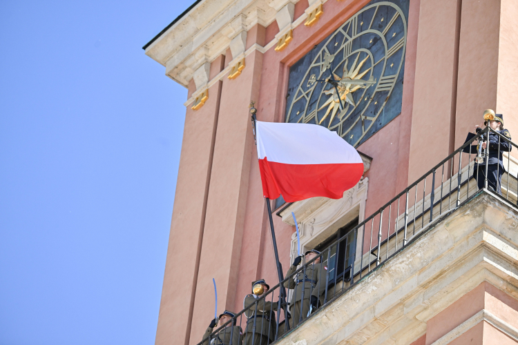 Uroczystość podniesienia Flagi Państwowej na Wieży Zegarowej Zamku Królewskiego w Warszawie z okazji Dnia Flagi Rzeczypospolitej oraz Polonii i Polaków za Granicą, 2 bm. Fot. PAP/Piotr Nowak
