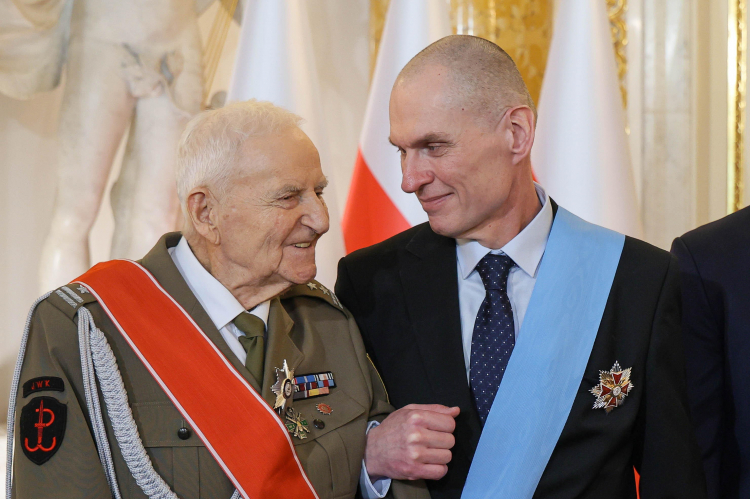 Odznaczony Krzyżem Wielkim Orderu Odrodzenia Polski mjr Jakub Nowakowski ps. Tomek (L) i odznaczony Orderem Orła Białego dziennikarz i działacz mniejszości polskiej na Białorusi Andrzej Poczobut (P) na uroczystości wręczenia odznaczeń państwowych na Zamku Królewskim w Warszawie. Fot. PAP/Paweł Supernak