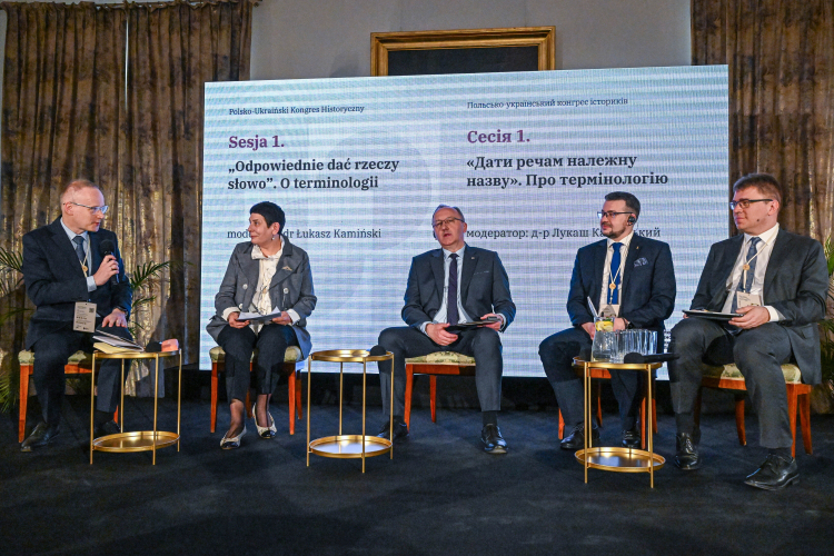 Polsko-Ukraiński Kongres Historyczny w Baranowie Sandomierskim. Od lewej: dr Łukasz Kamiński, prof. Natalia Starczenko, wiceprezes Instytutu Pamięci Narodowej Karol Polejowski, prezes Ukraińskiego Instytutu Pamięci Narodowej Oleksandr Ałfiorow i dr Łukasz Adamski. Fot. PAP/Darek Delmanowicz