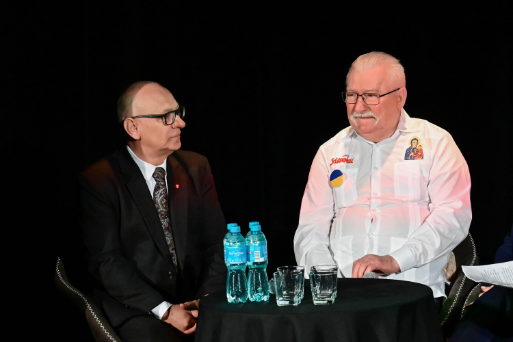 Jerzy Borowczak (z lewej) i Lech Wałęsa (z prawej) podczas uroczystości w Białogardzie. Fot. PAP/Marcin Bielecki 