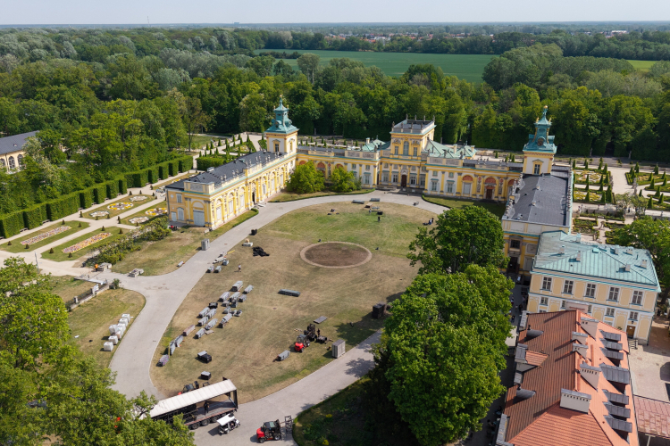 Na zdjęciu z drona teren Pałacu w Wilanowie w Warszawie, 11 maja po weekendowej imprezie techno. Fot. PAP/Leszek Szymański