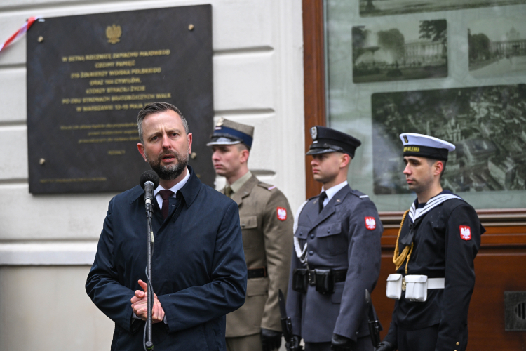 Warszawa, 12.05.2026 r. Wicepremier, minister obrony narodowej Władysław Kosiniak-Kamysz podczas uroczystości odsłonięcia tablicy pamiątkowej na fasadzie budynku Dowództwa Garnizonu Warszawa. Fot. PAP/Radek Pietruszka