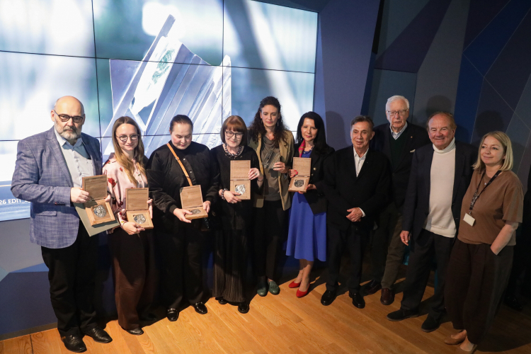 Laureatka Nagrody im. Marka Edelmana Zuzanna Radzik (5L), współtwórca Muzeum Historii Żydów Polskich Tomasz Ulatowski (2P), przewodniczący Zarządu Stowarzyszenia Żydowski Instytut Historyczny w Polsce Piotr Wiślicki (4P), przewodniczący Stowarzyszenia Żydów Kombatantów i Poszkodowanych w II Wojnie Światowej Jan Okulicz - Kozaryn (3P) oraz uhonorowani medalem "Powstanie w Getcie Warszawskim": Andrzej Golimont (L), Ewa Prończuk (3L) i Dorota Budzińska (4L) podczas wręczenia Nagrody im. Marka Edelmana oraz med