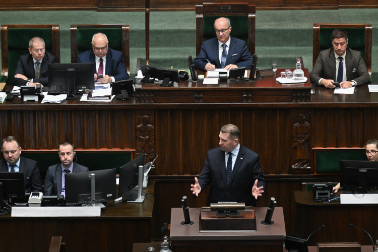 Marszałek Sejmu Włodzimierz Czarzasty (C góra) i wiceprezes PiS Przemysław Czarnek (C dół) na sali posiedzeń Sejmu. Fot. PAP/Radek Pietruszka
