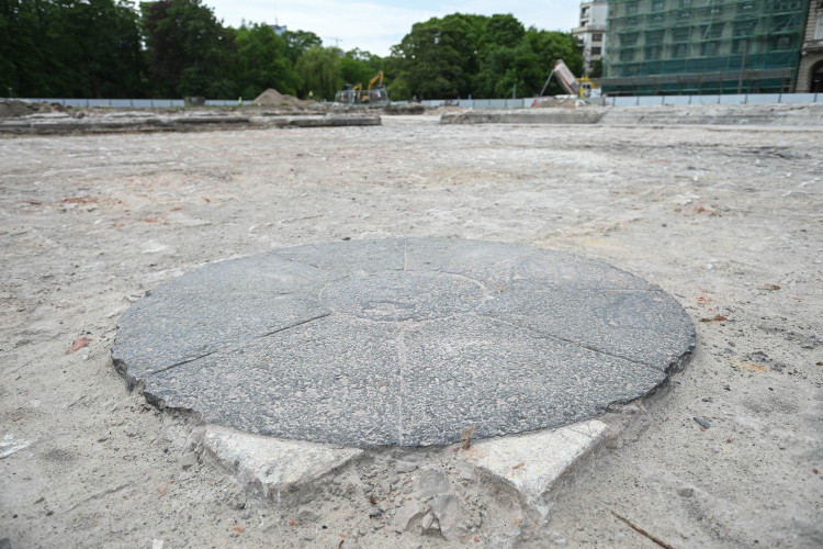 Podczas prac archeologicznych w okolicy Pałacu Bruehla odnaleziono pochodzące z lat 30-tych XX w, fragmenty muru ogrodu MSZ. Fot. PAP/Marcin Obara