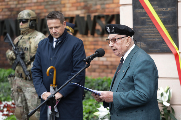 Prezydent Rafał Trzaskowski oraz prezes Związku Powstańców Warszawskich Janusz Maksymowicz podczas uroczystości odsłonięcia tablicy pamiątkowej kpt. Jerzego Mindziukiewicza „Jura” na budynku Związku Powstańców Warszawskich w Warszawie. Fot. PAP/Tomasz Gzell