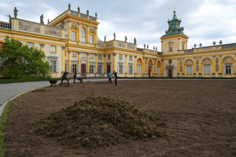 Rekultywacja przed Muzeum Pałacu Króla Jana III w Wilanowie w Warszawie. Fot. PAP/Paweł Supernak 