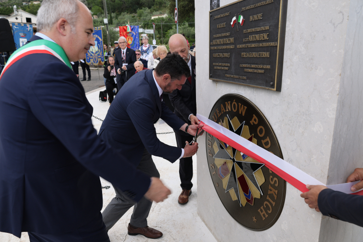 Odsłonięcie medalionu z wizerunkiem odznaki 12. Pułku Ułanów Podolskich w miejscowości Piedimonte San Germano. Fot. PAP/Albert Zawada