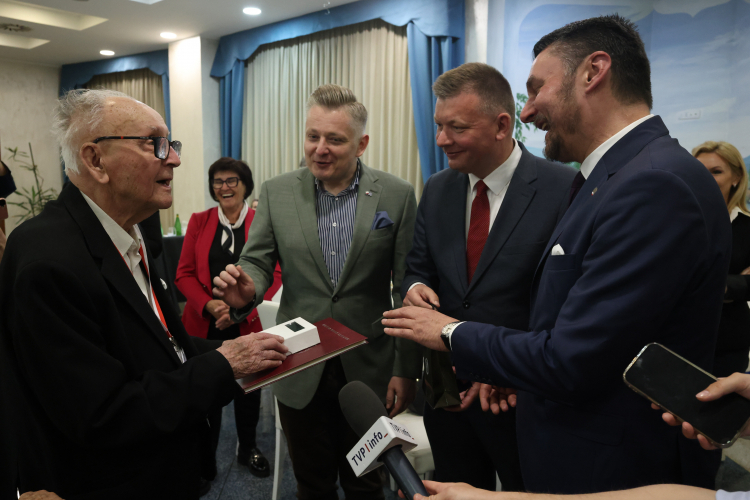 Wręczenie kpt. Władysławowi Dąbrowskiemu upominku od premiera w trakcie obchodów 82. rocznicy bitwy o Monte Cassino. Fot. PAP/Albert Zawada
