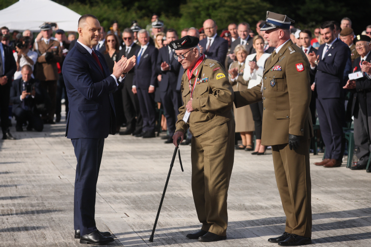 Prezydent RP Karol Nawrocki (L) oraz kapitan Władysław Dąbrowski (C) podczas Apelu Poległych na Polskim Cmentarzu Wojennym pod Monte Cassino, 18 bm. Para prezydencka RP bierze udział w obchodach 82. rocznicy bitwy o Monte Cassino. Fot. PAP/Leszek Szymański