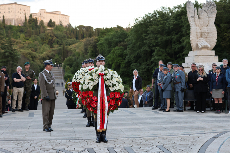 Apel Poległych na Polskim Cmentarzu Wojennym pod Monte Cassino w 82. rocznicę bitwy. Fot. PAP/Albert Zawada