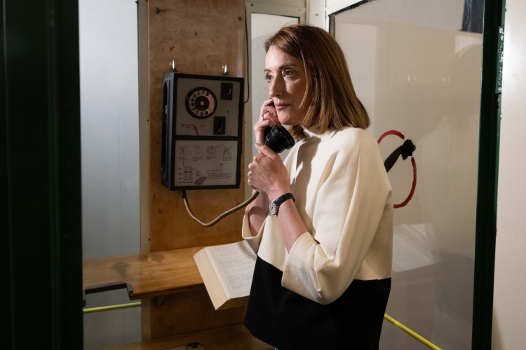 Przewodnicząca Europarlamentu Roberta Metsola podczas otwarcia wystawy „Być jak Jacek Kuroń” („Being Jacek Kuroń”) w siedzibie Parlamentu Europejskiego w Strasburgu. Fot PAP/Wiktor Dąbkowski