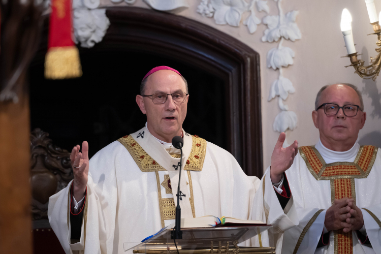 Września, 20.05.2026. Prymas Polski abp. Wojciech Polak (przewodniczy mszy w kościele farny we Wrześni podczas obchodów 125. rocznicy strajku dzieci wrzesińskich. Fot. PAP/Jakub Kaczmarczyk