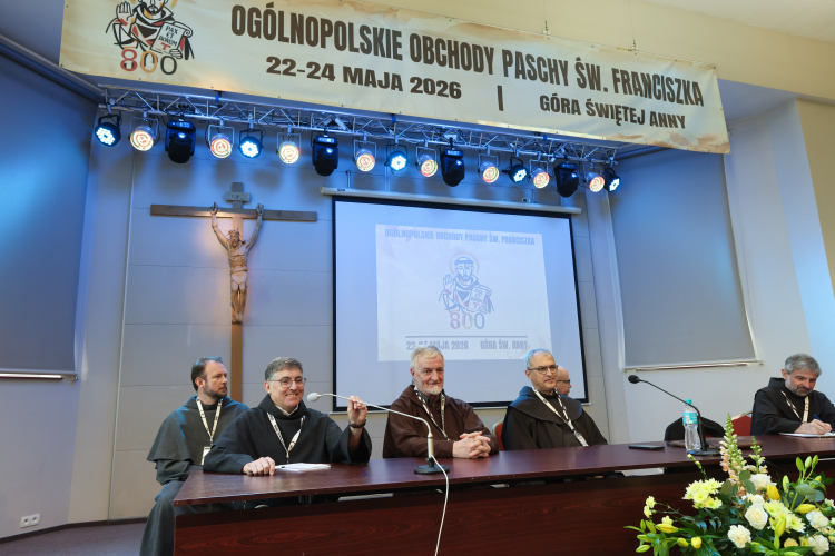 Góra Świętej Anny, 23.05.2026. Generałowie Zakonu Franciszkanów: Zakonu Braci Mniejszych (OFM) o. Massimo Fusarelli (trzeci od prawej), Zakonu Braci Mniejszych Konwentualnych (OFMCap) o. Carlos Alberto Trovarelli (drugi od lewej) i Zakonu Braci Mniejszych Kapucynów (OFMCap) o. Roberto Genuin (trzeci od lewej) podczas ogólnopolskich obchodów 800-lecia śmierci św. Franciszka z Asyżu, 23 bm. na Górze Świętej Anny. Fot. PAP/Krzysztof Świderski