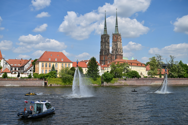 Wrocław, 23.05.2026 r. Dni Odry 2026, 23 bm. przy bulwarze Xawerego Dunikowskiego we Wrocławiu. W programie wydarzenia znalazły się m.in. pokazy e-foil i jetboard oraz pokaz ratownictwa wodnego WOPR. Fot. PAP/Maciej Kulczyński