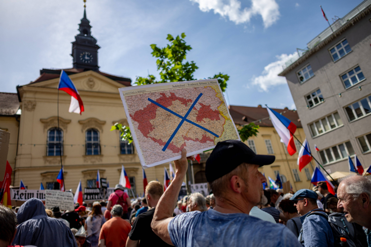 Protest przeciwko Kongresowi Niemców Sudeckich w Brnie, Czechy, 24 maja 2026 r. Fot. EPA/MARTIN DIVISEK Źródło: PAP/EPA.