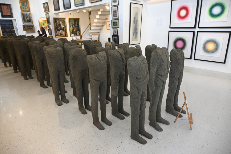 "Bambini" autorstwa Magdaleny Abakanowicz zaprezentowana na wystawie w Domu Aukcyjnym Polswiss Art w Warszawie. Fot. PAP/Radek Pietruszka