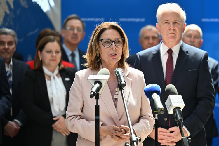 Gdynia, 27.05.2026 r. Marszałek Senatu Małgorzata Kidawa-Błońska oraz senator KO Sławomir Rybicki podczas konferencji prasowej poprzedzającej wspólne wyjazdowe posiedzeniem senackich Komisji: Samorządu Terytorialnego i Administracji Państwowej oraz Kultury i Środków Przekazu w Muzeum Emigracji w Gdyni. Fot. PAP/Marcin Gadomski